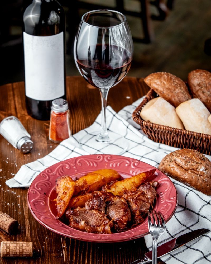 repas servi avec un verre de vin rouge