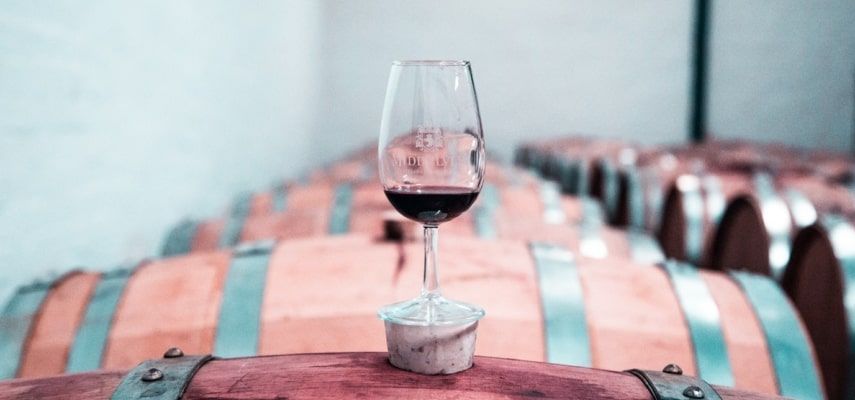 Verre de vin d’appellation Pinot Noir de Bourgogne en cave
