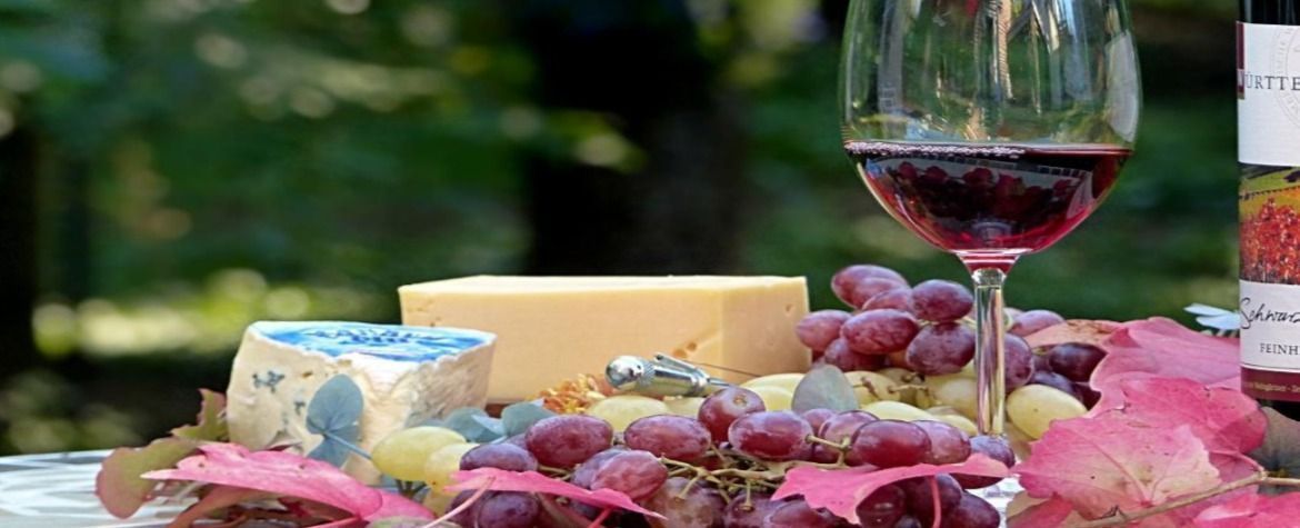 Verre de vin et plateau de fromages