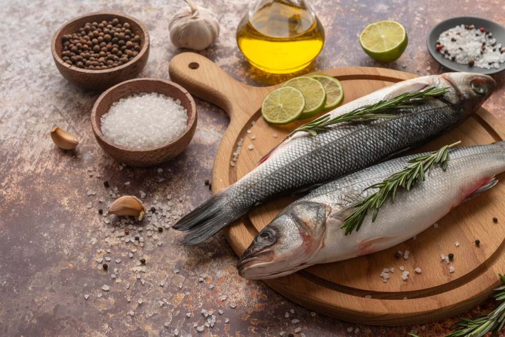 Deux poissons sur une planche en bois