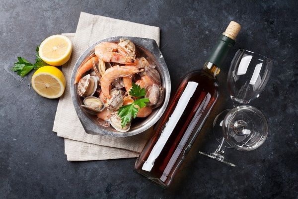 Fruits de mer et bouteille de vin