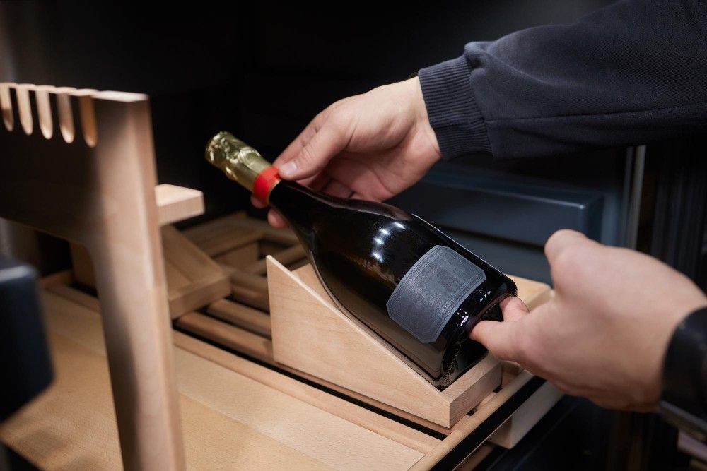 bouteille de vin sur un présentoir