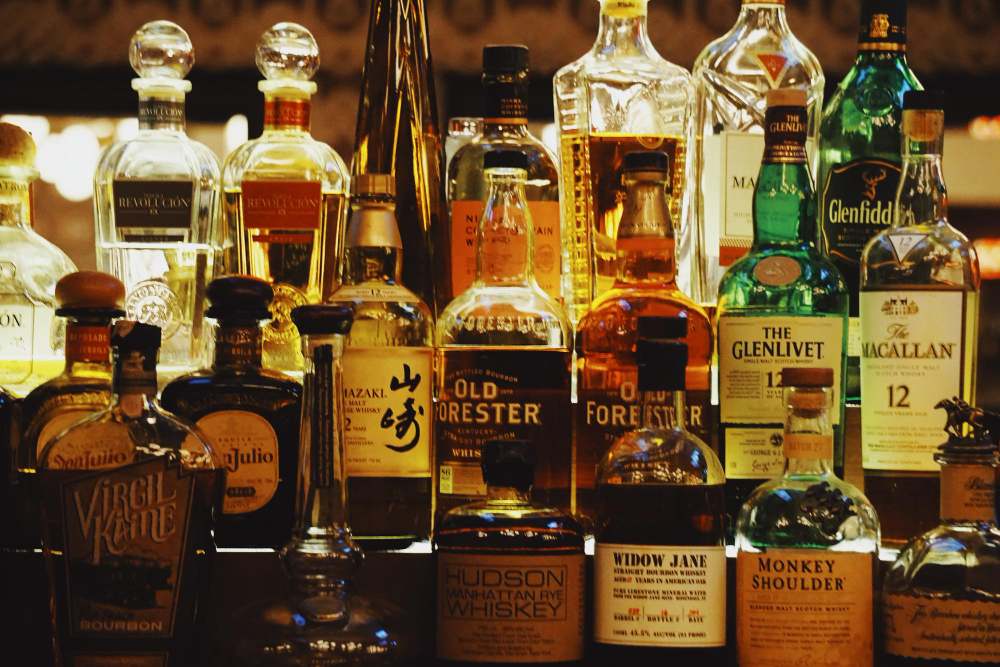Gros plan sur des bouteilles d'alcool