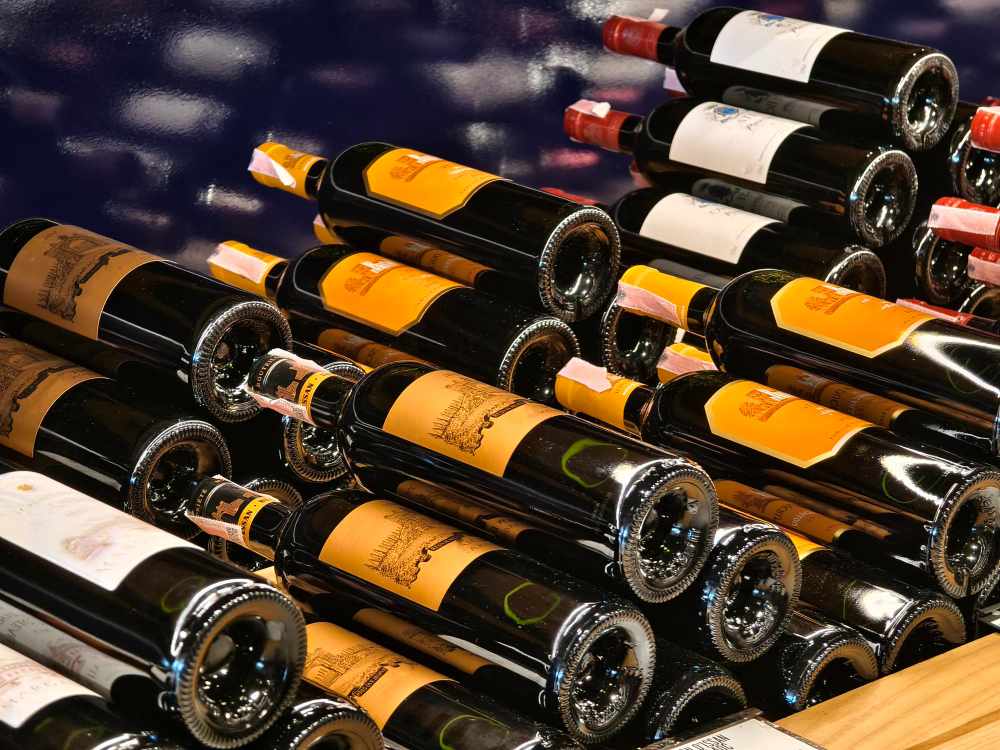 De nombreuses bouteilles de vin bien disposées sur une étagère