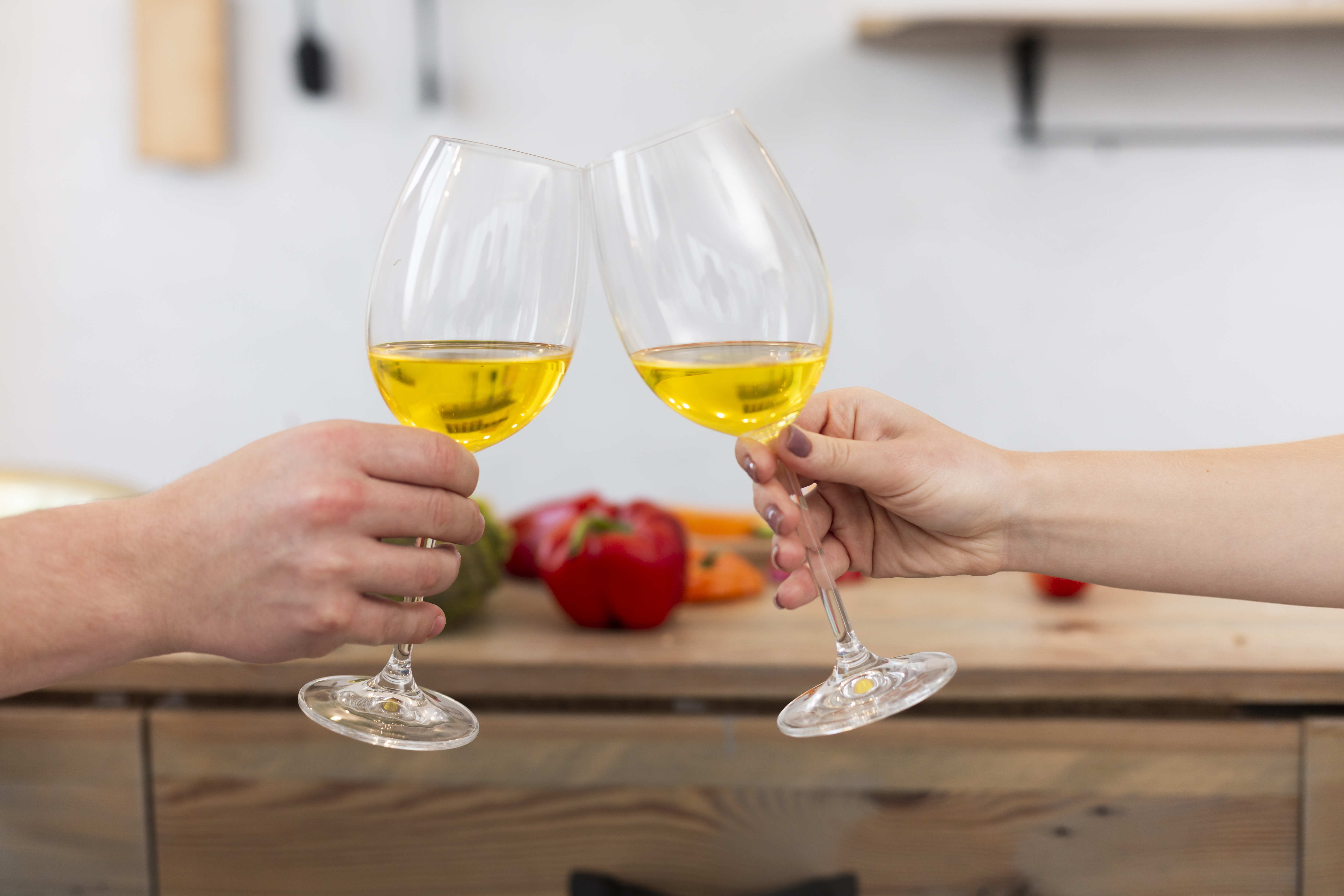 deux verres de vins jaunes 