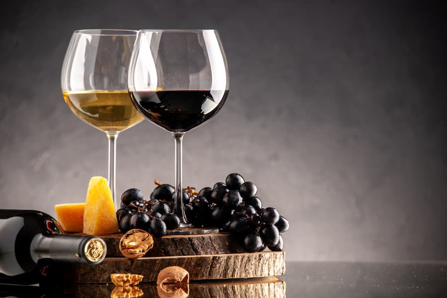 verre de vin rouge et de vin blanc