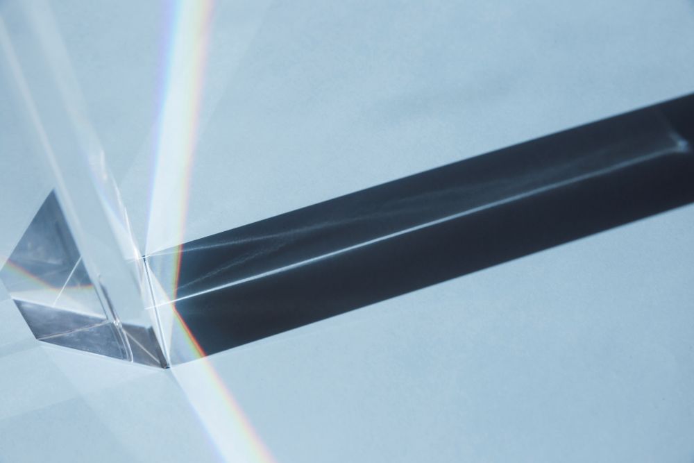 Jeu de transparence et de lumière sur une surface en verre, évoquant les lignes et les formes d’une trappe de cave vitrée.