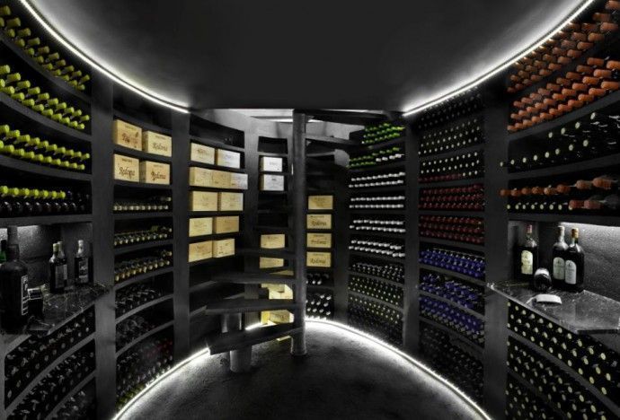 Intérieur d'une cave enterrée maxi-ovale design remplie de bouteilles de vin.