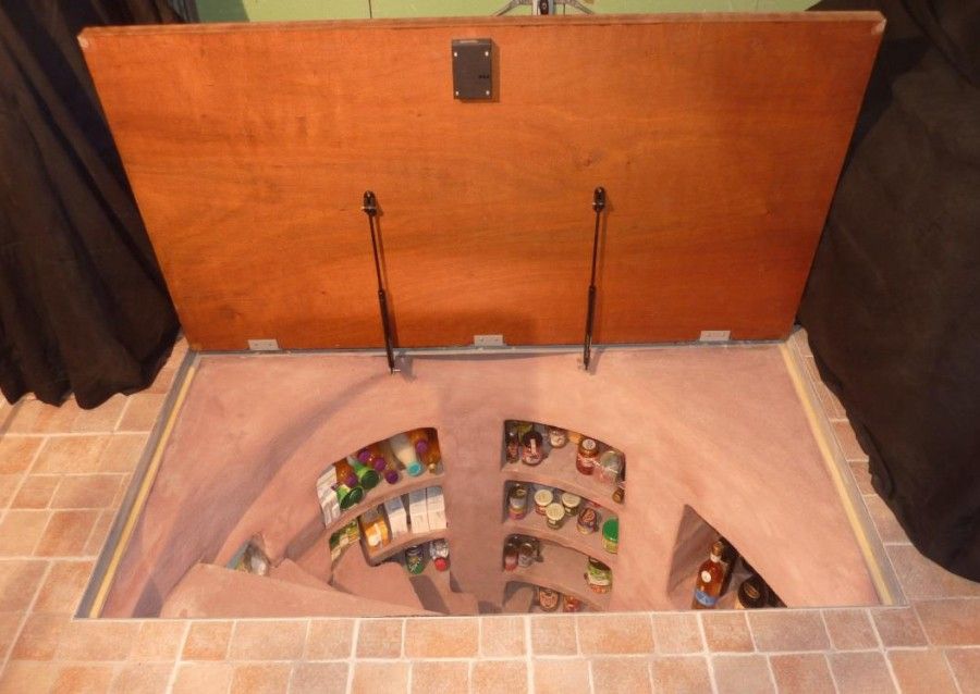 Trappe d'accès en bois pour cave à vin enterrée