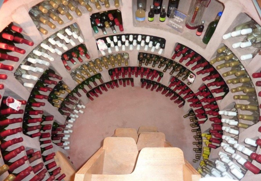 Cave à vin enterrée préfabriquée compacte garnie de bouteilles de vin.
