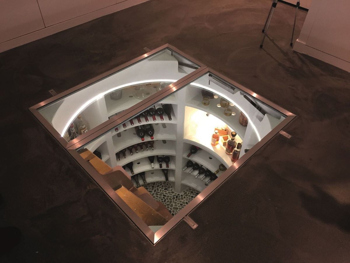 Cave à vin compacte fermée et vitrée en maison.