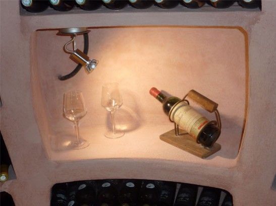 Exposition d'une bouteille de vin dans une cave blanche