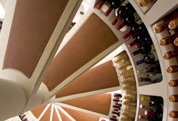 Cave à vins ronde sous escaliers hélicoïdal